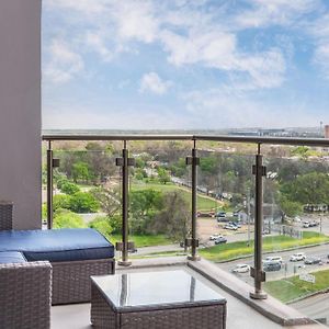 Standard Queen Room Balcony Mobility Accessible Tub